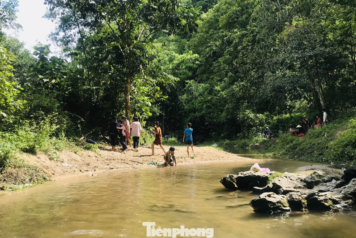 Anh Lô Hồng Tượng - Bí thư Đoàn xã Tiên Kỳ cho biết thêm, ngày 3/6 tới đây, hưởng ứng lễ ra quân chiến dịch thanh niên tình nguyện hè cấp tỉnh, đoàn xã Tiên Kỳ sẽ đắp bờ làm bể bơi miễn phí cho các em nhỏ vào mùa hè.