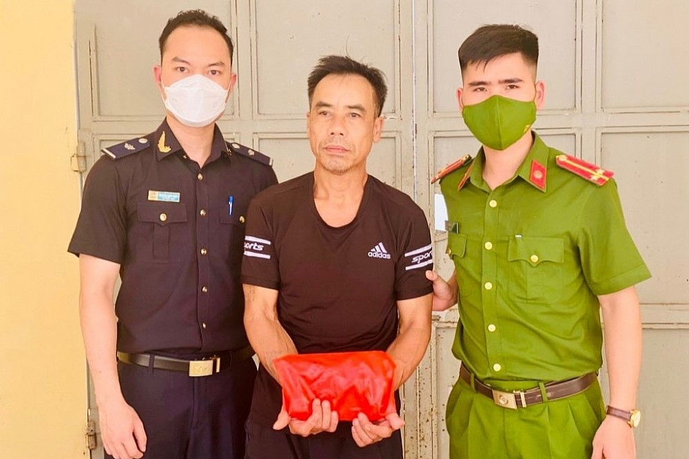 Đối tượng Kha Văn Bún (giữa) tại cơ quan Công an