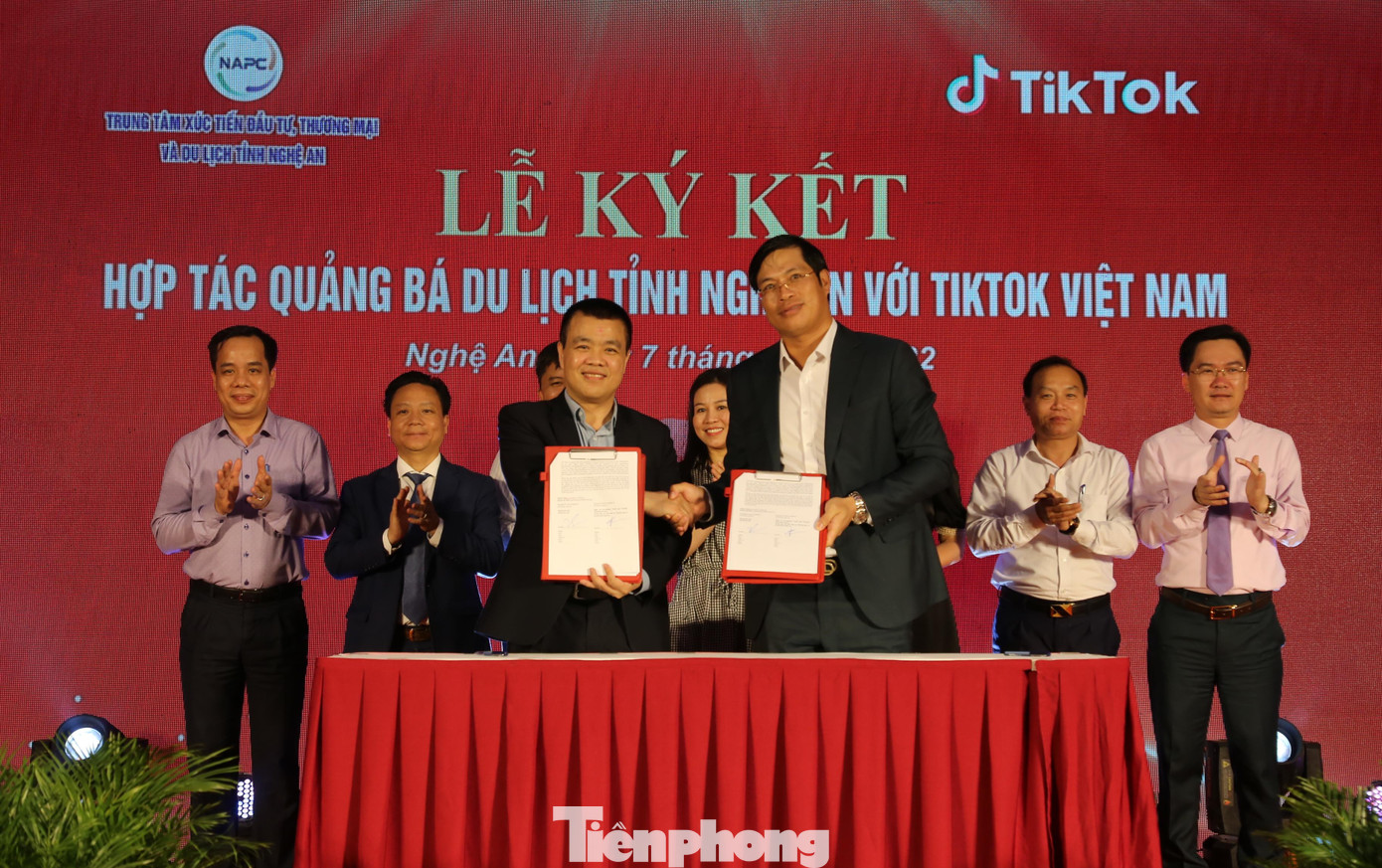 Trung tâm xúc tiến Đầu tư, Thương mại và Du lịch Nghệ An cùng TikTok Việt Nam ký kết chương trình hợp tác.