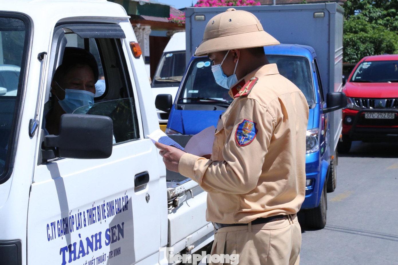 Lực lượng chức năng căng mình giữa cái nắng 38 độ làm nhiệm vụ