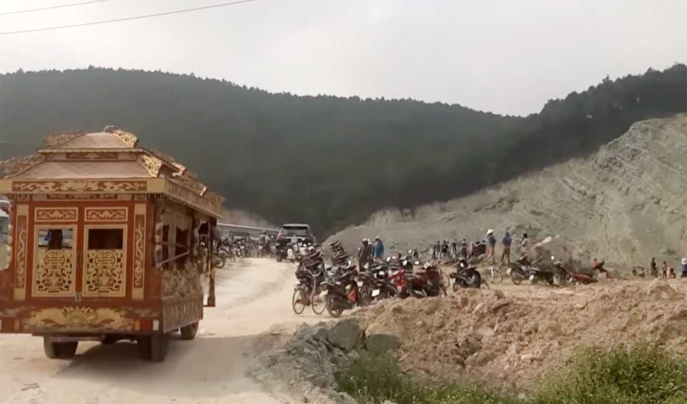 Gia đình tổ chức an táng cho cháu bé Gia đình tổ chức an táng cho cháu bé