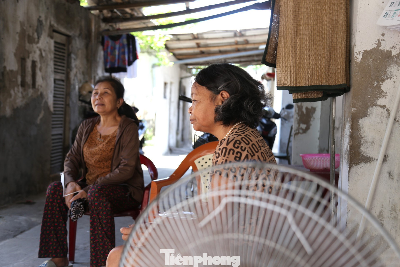 Tháng 3/2019, bà Hồ Thị Minh (62 tuổi, trú ở huyện Quỳnh Lưu) đưa chồng đi chạy thận. Bốn tháng sau, bà Minh bất ngờ phát hiện bị ung thư. Từ đó, hai ông bà ở lại xóm chạy thận này, cùng nhau chữa bệnh.