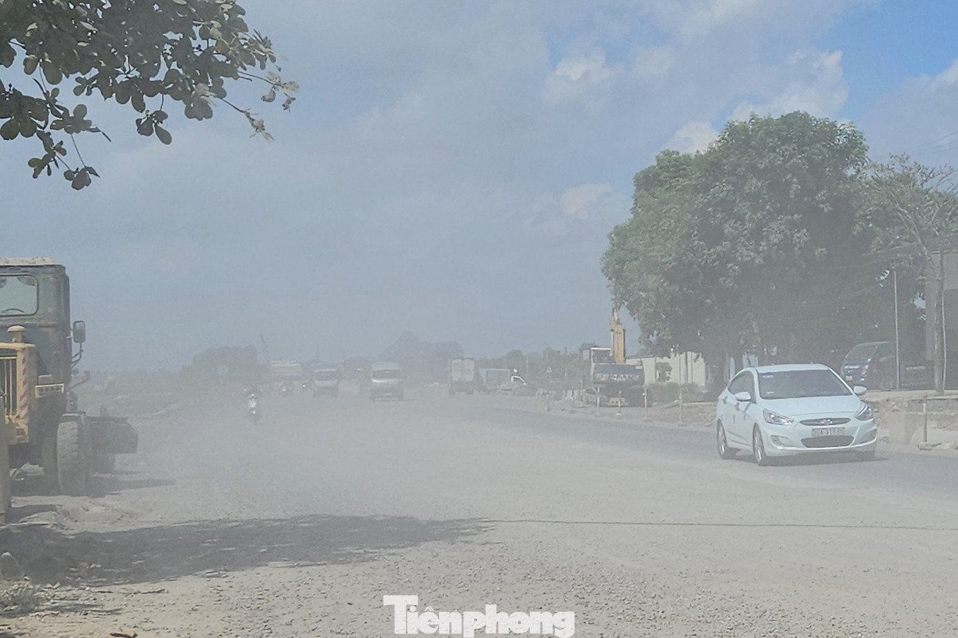 Người dân, phương tiện "chìm" trong bụi mù mịt.