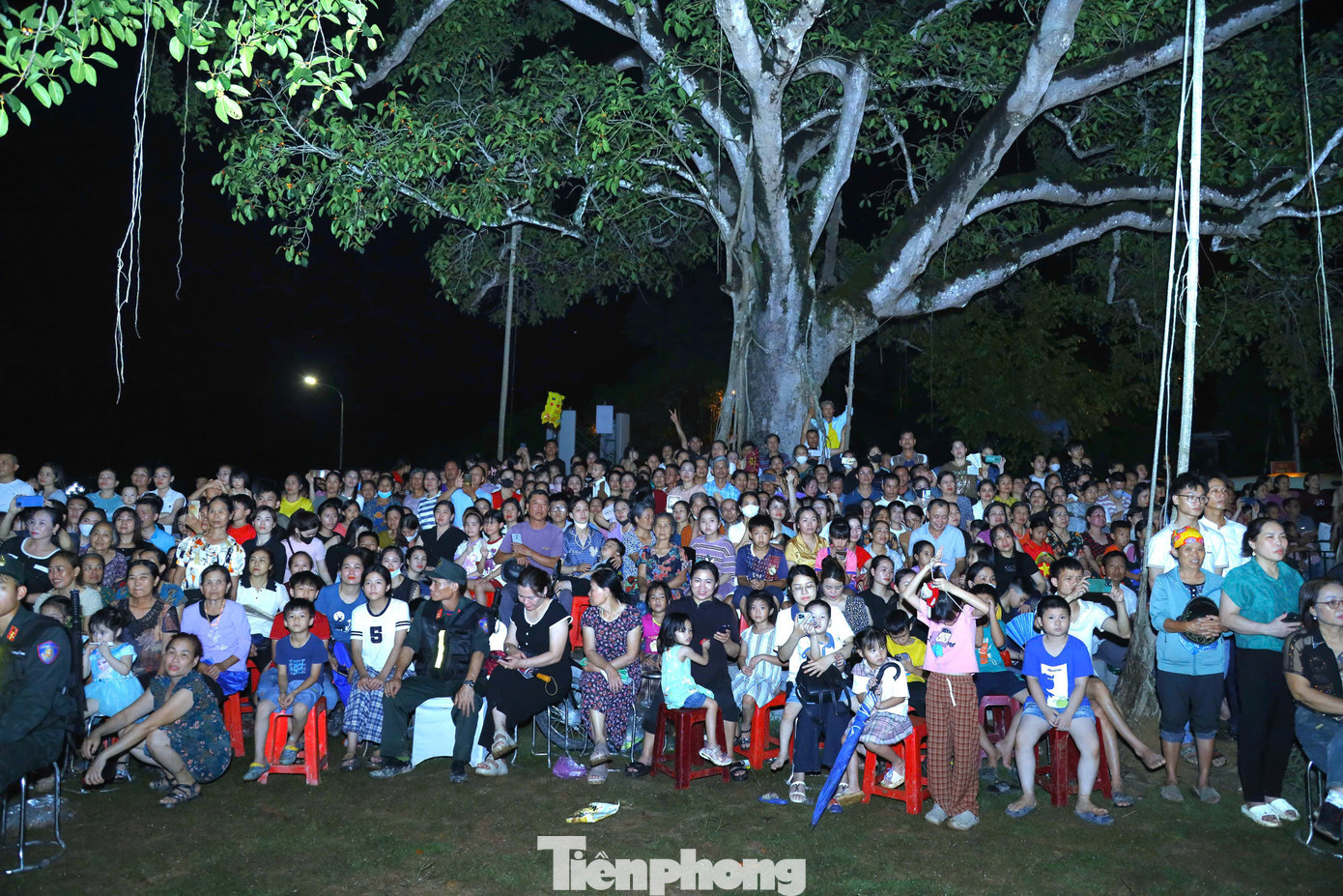 Đông đảo người dân, du khách thưởng thức chương trình nghệ thuật “Tượng đài trong muôn triệu trái tim”