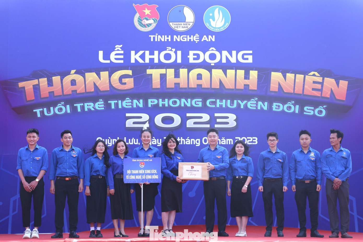 Ban Thường vụ Tỉnh Đoàn Nghệ An tặng quà cho đội thanh niên xung kích, tổ công nghệ số cộng đồng huyện Quỳnh Lưu.