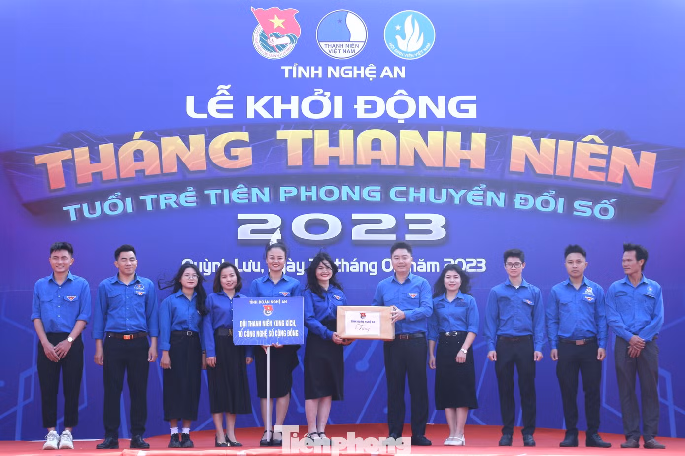 Ban Thường vụ Tỉnh Đoàn Nghệ An tặng quà cho đội thanh niên xung kích, tổ công nghệ số cộng đồng huyện Quỳnh Lưu. Ban Thường vụ Tỉnh Đoàn Nghệ An tặng quà cho đội thanh niên xung kích, tổ công nghệ số cộng đồng huyện Quỳnh Lưu.