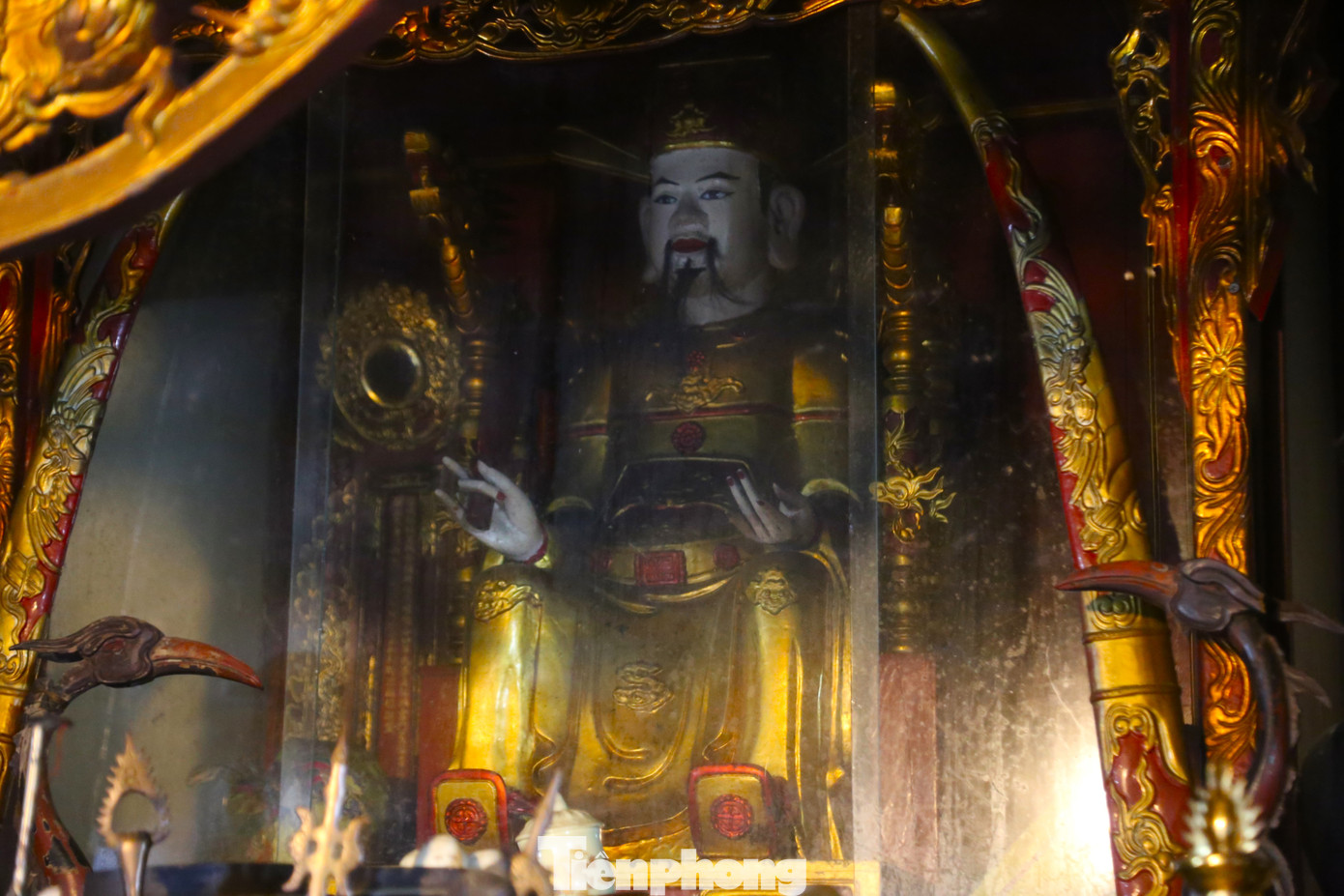 Nguyễn Sư Hồi sinh năm 1444 ở làng Thượng Xá, huyện Chân Phúc, nay là xã Nghi Hợp, huyện Nghi Lộc, Nghệ An. Ông là con trai cả của Cương quốc công Nguyễn Xí. Từ nhỏ, Nguyễn Sư Hồi tư chất thông minh, nhanh nhẹn. Ông được phong làm đô đốc khi mới 19 tuổi. Năm 1465, Nguyễn Xí mất. Vua Lê Thánh Tông cho Nguyễn Sư Hồi đưa thi hài cha về quê an táng và lập đền thờ tại quê nhà. Mãn tang cha, Nguyễn Sư Hồi vâng lệnh Vua đi trấn thủ vùng ven biển Nghệ An, lấy Cửa Xá làm trung tâm xây dựng đồn lũy, khai khẩn đất hoang, chiêu dân lập ấp, đồng thời ông chiêu mộ binh lính lập nên được một đội quân hùng mạnh tại vùng Cửa Xá này. Nguyễn Sư Hồi đã cùng binh lính giữ vùng biển Nghệ An yên ổn. Sau khi Chiêu Trưng vương Lê Khôi mất, ông được phong làm “Trấn thủ thập nhị hải môn” (canh giữ 12 cửa biển từ Sầm Sơn cho đến Cửa Tùng, đặt căn cứ chính ở Cửa Xá). Năm 1506, Nguyễn Sư Hồi lâm bệnh nặng và mất tại Cửa Xá. Sau khi Thái úy Quận công Nguyễn Sư Hồi mất, nhân dân đã xây cất phần mộ, tôn ông làm thần hoàng và lập đền thờ. Nguyễn Sư Hồi sinh năm 1444 ở làng Thượng Xá, huyện Chân Phúc, nay là xã Nghi Hợp, huyện Nghi Lộc, Nghệ An. Ông là con trai cả của Cương quốc công Nguyễn Xí. Từ nhỏ, Nguyễn Sư Hồi tư chất thông minh, nhanh nhẹn. Ông được phong làm đô đốc khi mới 19 tuổi. Năm 1465, Nguyễn Xí mất. Vua Lê Thánh Tông cho Nguyễn Sư Hồi đưa thi hài cha về quê an táng và lập đền thờ tại quê nhà. Mãn tang cha, Nguyễn Sư Hồi vâng lệnh Vua đi trấn thủ vùng ven biển Nghệ An, lấy Cửa Xá làm trung tâm xây dựng đồn lũy, khai khẩn đất hoang, chiêu dân lập ấp, đồng thời ông chiêu mộ binh lính lập nên được một đội quân hùng mạnh tại vùng Cửa Xá này. Nguyễn Sư Hồi đã cùng binh lính giữ vùng biển Nghệ An yên ổn. Sau khi Chiêu Trưng vương Lê Khôi mất, ông được phong làm “Trấn thủ thập nhị hải môn” (canh giữ 12 cửa biển từ Sầm Sơn cho đến Cửa Tùng, đặt căn cứ chính ở Cửa Xá). Năm 1506, Nguyễn Sư Hồi lâm bệnh nặng và mất tại Cửa Xá. Sau khi Thái úy Quận công Nguyễn Sư Hồi mất, nhân dân đã xây cất phần mộ, tôn ông làm thần hoàng và lập đền thờ.