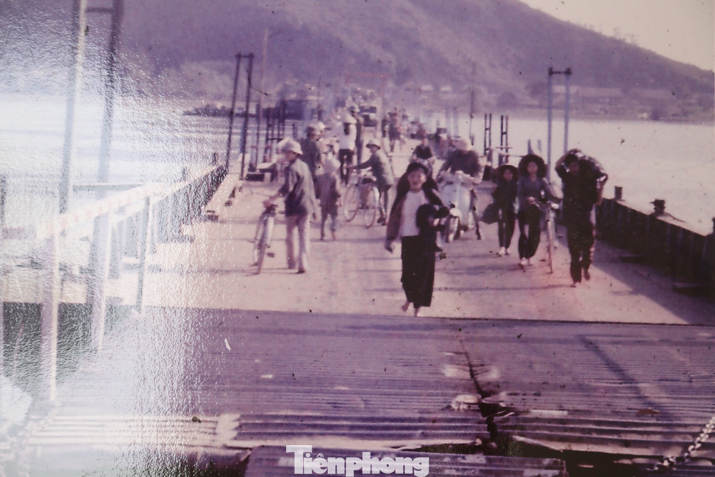 Cầu phao Bến Thủy.