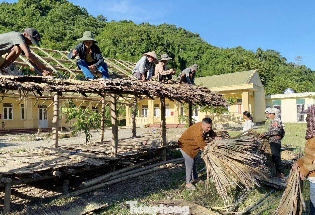 Thầy Nguyễn Văn Thanh, Hiệu trưởng trường Tiểu học Lượng Minh cho biết: “Trường có 7 điểm bản với 522 học sinh, điều kiện vô cùng thiếu thốn. Nhằm giúp các em nâng cao kiến thức và hình thành văn hóa đọc, nhà trường cố gắng huy động thầy cô và phụ huynh dựng phòng đọc sách để các em có không gian rộng rãi, nâng cao kiến thức”.