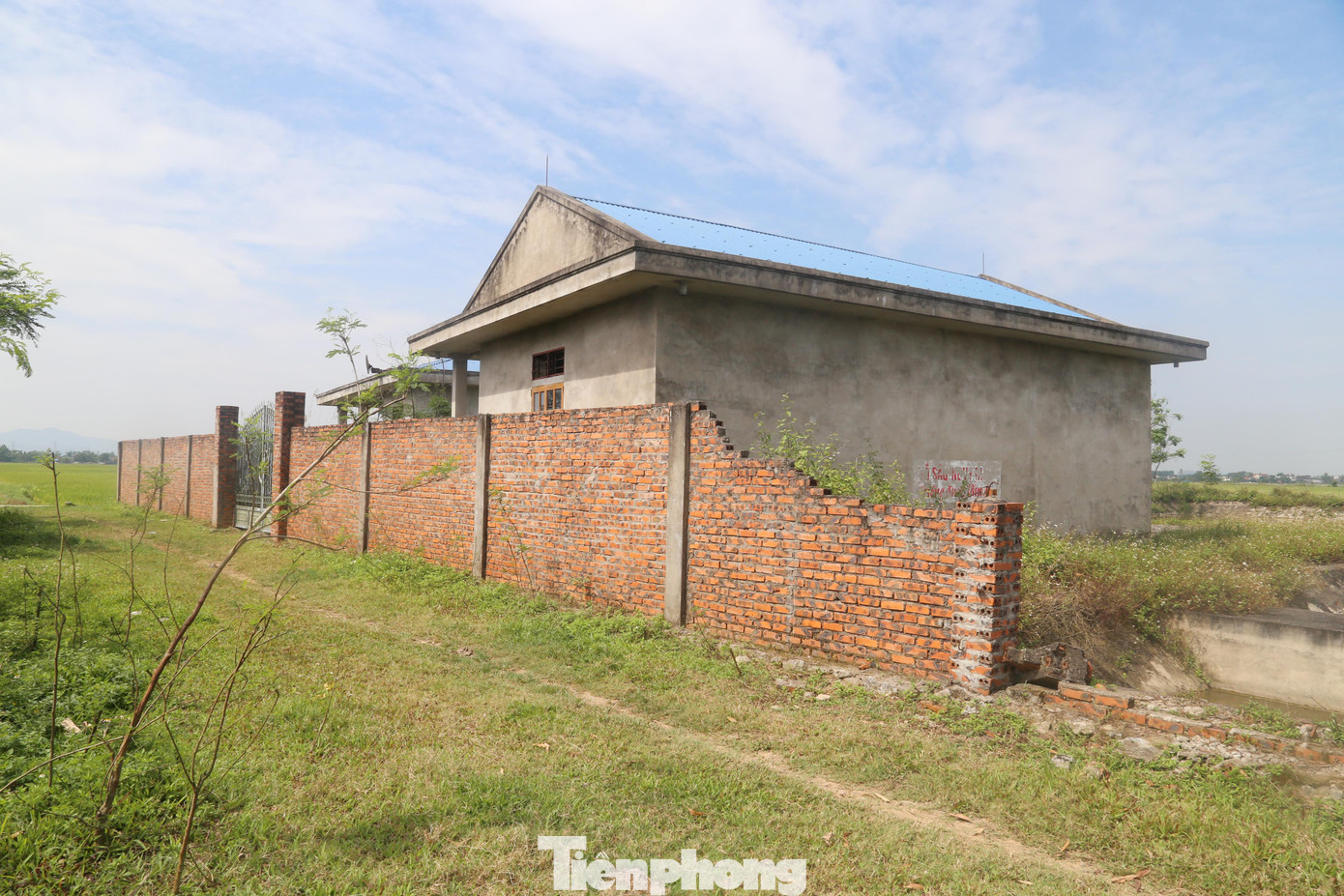 Năm 2012, nhà máy nước sạch xã Diễn Quảng (huyện Diễn Châu, Nghệ An) được đầu tư với kinh phí gần 20 tỷ đồng. Công trình do UBND xã Diễn Quảng làm chủ đầu tư, mục tiêu cung cấp nước sạch cho gần 1.000 hộ dân. Tuy nhiên đã 10 năm trôi qua, dự án này vẫn còn ngổn ngang, chưa thể đi vào hoạt động vì thiếu vốn.