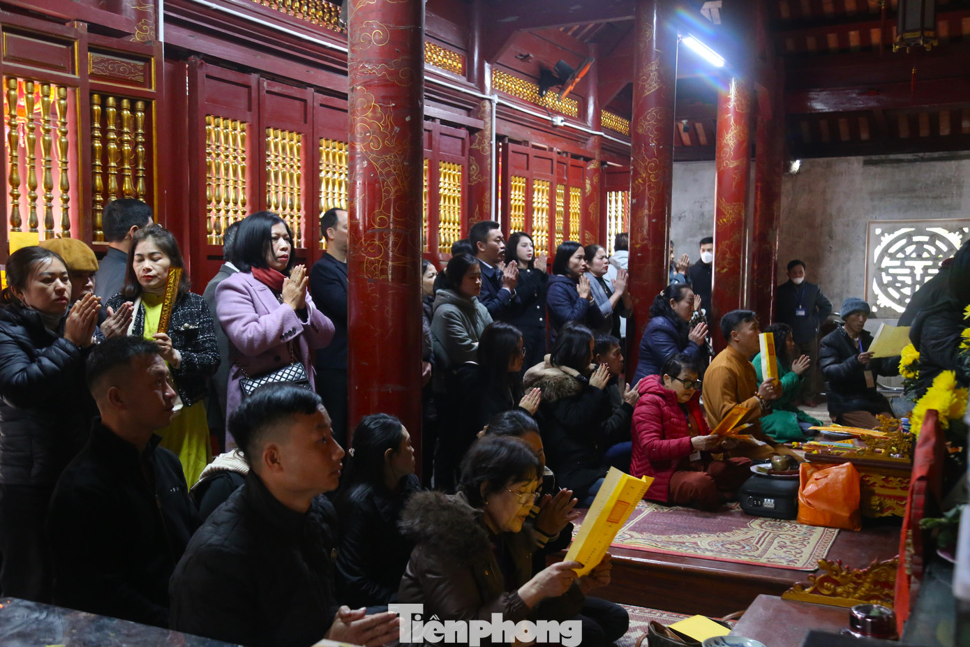 Bên trong khuôn viên đền chật kín người đứng, ngồi cúng bái. Bên trong khuôn viên đền chật kín người đứng, ngồi cúng bái.