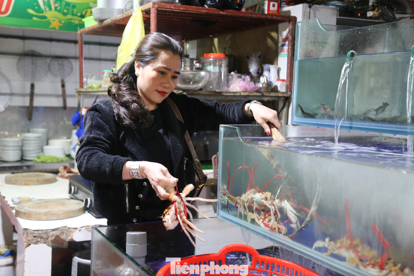 Tại các cơ sở kinh doanh dịch vụ ăn uống, nhà hàng cũng đã sửa chữa, nâng cấp và mở rộng quy mô, chuẩn bị sẵn sàng cho mùa du lịch. Chị Linh (chủ nhà hàng Phương Linh) chia sẻ: "Chúng tôi rất vui và phấn khởi. Tin rằng, sau 2 năm nghỉ vì dịch COVID-19, du lịch năm nay sẽ phục hồi mạnh mẽ, đặc biệt biển Cửa Lò sẽ nhộn nhịp trở lại".