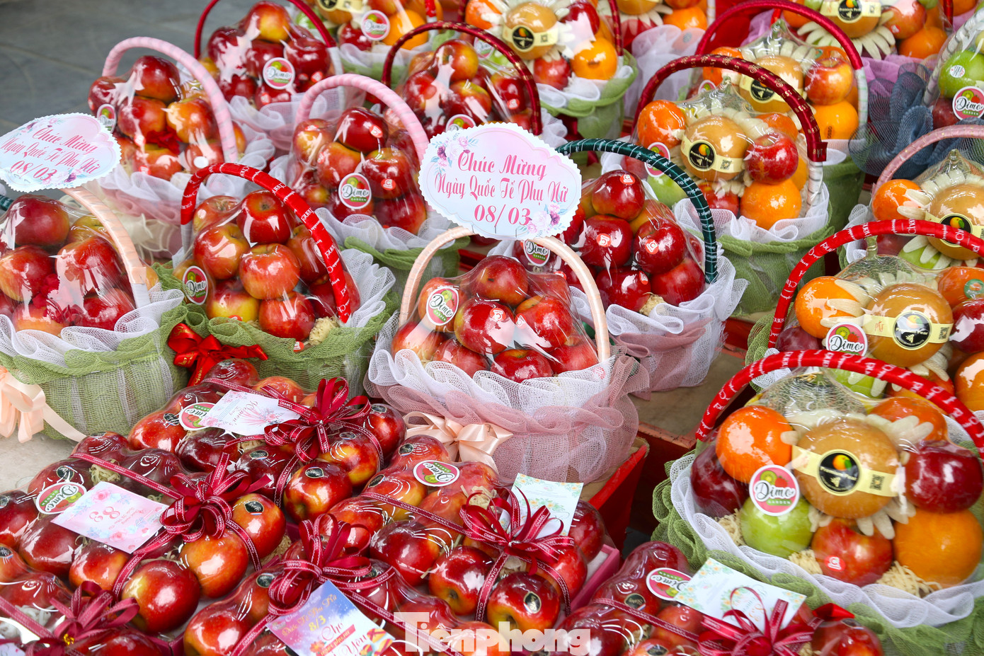 “Tùy theo nhu cầu của khách mà chúng tôi làm những giỏ quà với giá khác nhau. Với những giỏ trái cây có giá tiền triệu đa phần đều dùng trái cây cao cấp nhập khẩu kết hợp cùng hoa tulip, mẫu đơn, cẩm chướng nhập ngoại. Còn dòng bình dân, sử dụng chủ yếu hoa cẩm tú cầu kết hợp cùng nho hoặc cherry, dâu,… Sức mua năm nay có phần kém hơn năm trước”, chủ một cửa hàng trái cây nhập khẩu trên đường Lê Hồng Phong chia sẻ. “Tùy theo nhu cầu của khách mà chúng tôi làm những giỏ quà với giá khác nhau. Với những giỏ trái cây có giá tiền triệu đa phần đều dùng trái cây cao cấp nhập khẩu kết hợp cùng hoa tulip, mẫu đơn, cẩm chướng nhập ngoại. Còn dòng bình dân, sử dụng chủ yếu hoa cẩm tú cầu kết hợp cùng nho hoặc cherry, dâu,… Sức mua năm nay có phần kém hơn năm trước”, chủ một cửa hàng trái cây nhập khẩu trên đường Lê Hồng Phong chia sẻ.