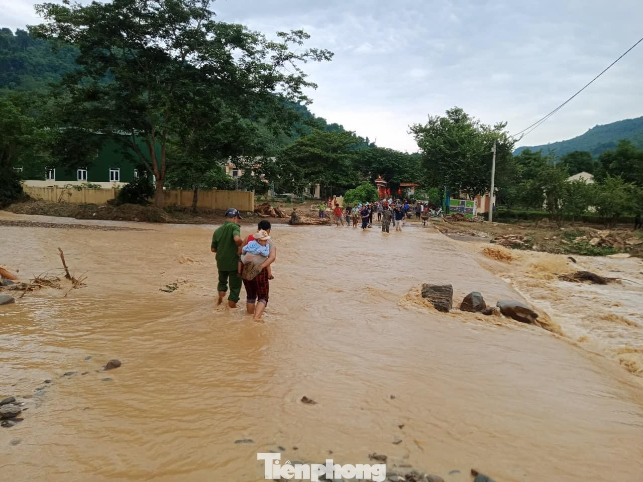 Những ngày qua, mưa lớn khiến nước từ khe suối đổ gây ra lũ quét ở nhiều xã thuộc huyện miền núi Kỳ Sơn (Nghệ An) gây thiệt hại nặng nề. Nhiều nhà cửa bị cuốn trôi, sập đổ, nhiều tuyến đường sạt lở nghiêm trọng.