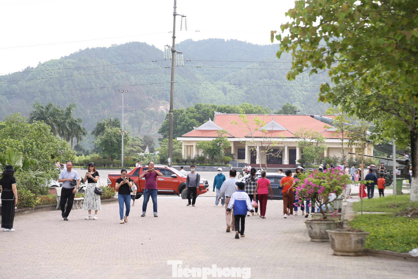 Khu di tích lịch sử quốc gia Truông Bồn (xã Mỹ Sơn, huyện Đô Lương, Nghệ An) là nơi tưởng niệm các anh hùng, liệt sĩ, thanh niên xung phong hy sinh khi làm nhiệm vụ trên tuyến đường 15A thời chống Mỹ. Đặc biệt là sự hy sinh của 13 cán bộ, chiến sĩ thanh niên xung phong Đại đội 317 ngày 31/10/1968.