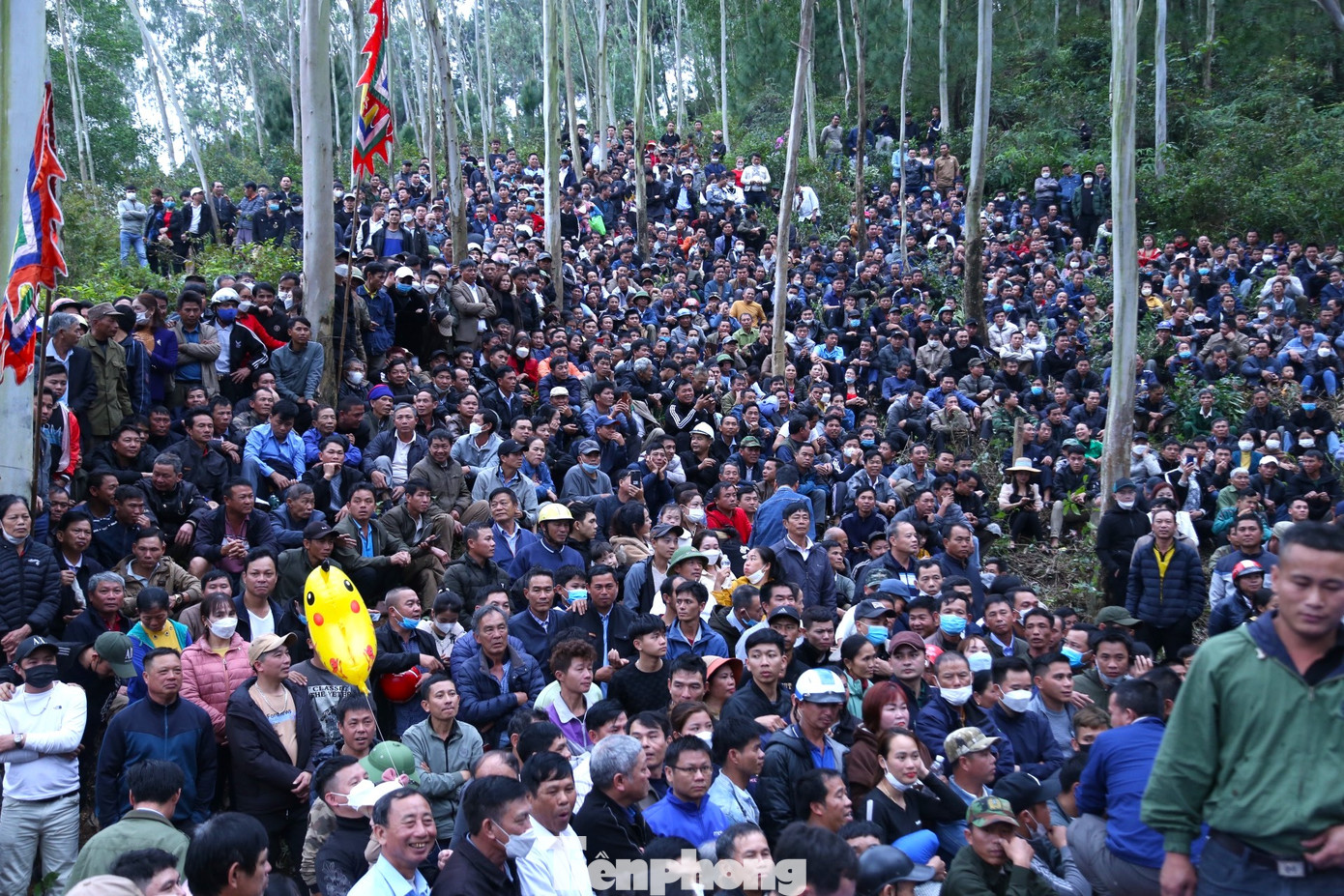 Chiều 3/2 (13 tháng Giêng năm Quý Mão), hàng nghìn người dân đã tập trung dưới chân núi Đụn để theo dõi, cổ vũ cho các màn đấu vật.