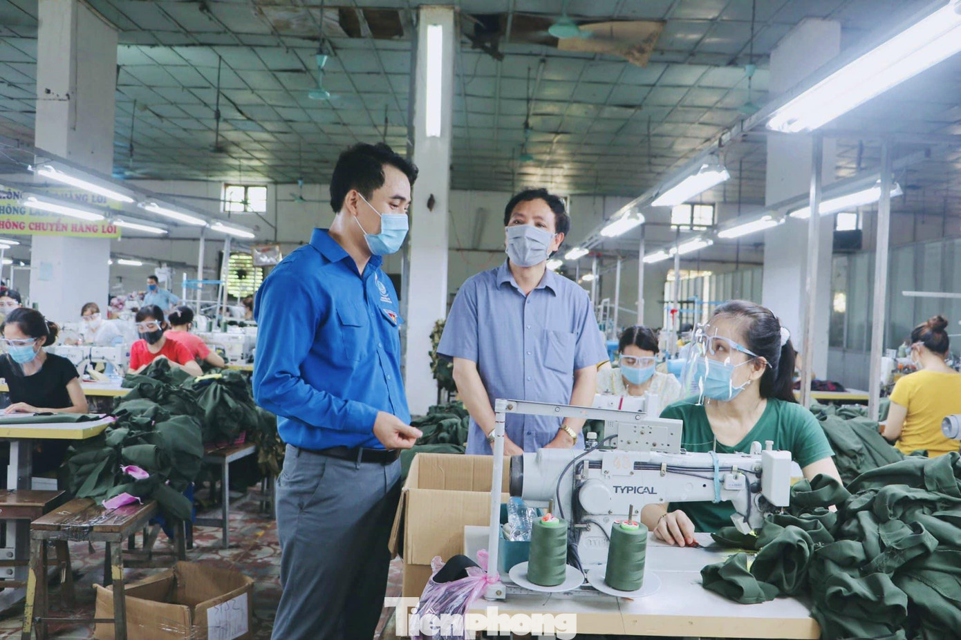 Anh Thái Minh Sỹ - Phó Bí thư Tỉnh đoàn Nghệ An thăm hỏi, động viên công nhân may.