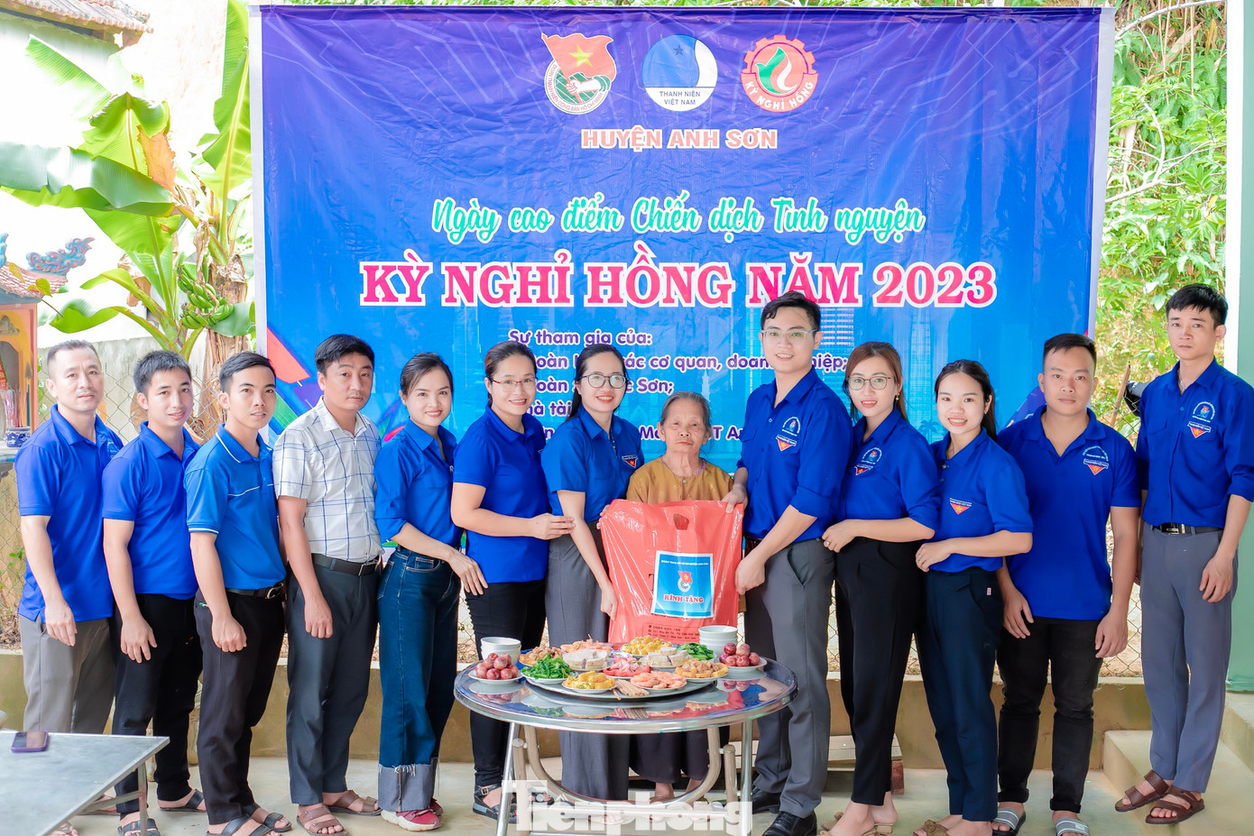 Ngay từ sáng sớm, Huyện đoàn Anh Sơn (Nghệ An) đã phân công một số đoàn viên thanh niên đến sớm dọn dẹp, sơn sửa lại nhà cửa; một số trực tiếp đi chợ lựa chọn thực phẩm chuẩn bị cho bữa cơm yêu thương dành tặng cho bà Nguyễn Thị Triêm (SN 1949, trú thôn 8, xã Đức Sơn, huyện Anh Sơn). Bà Triêm là vợ liệt sỹ, đang sống một mình.
