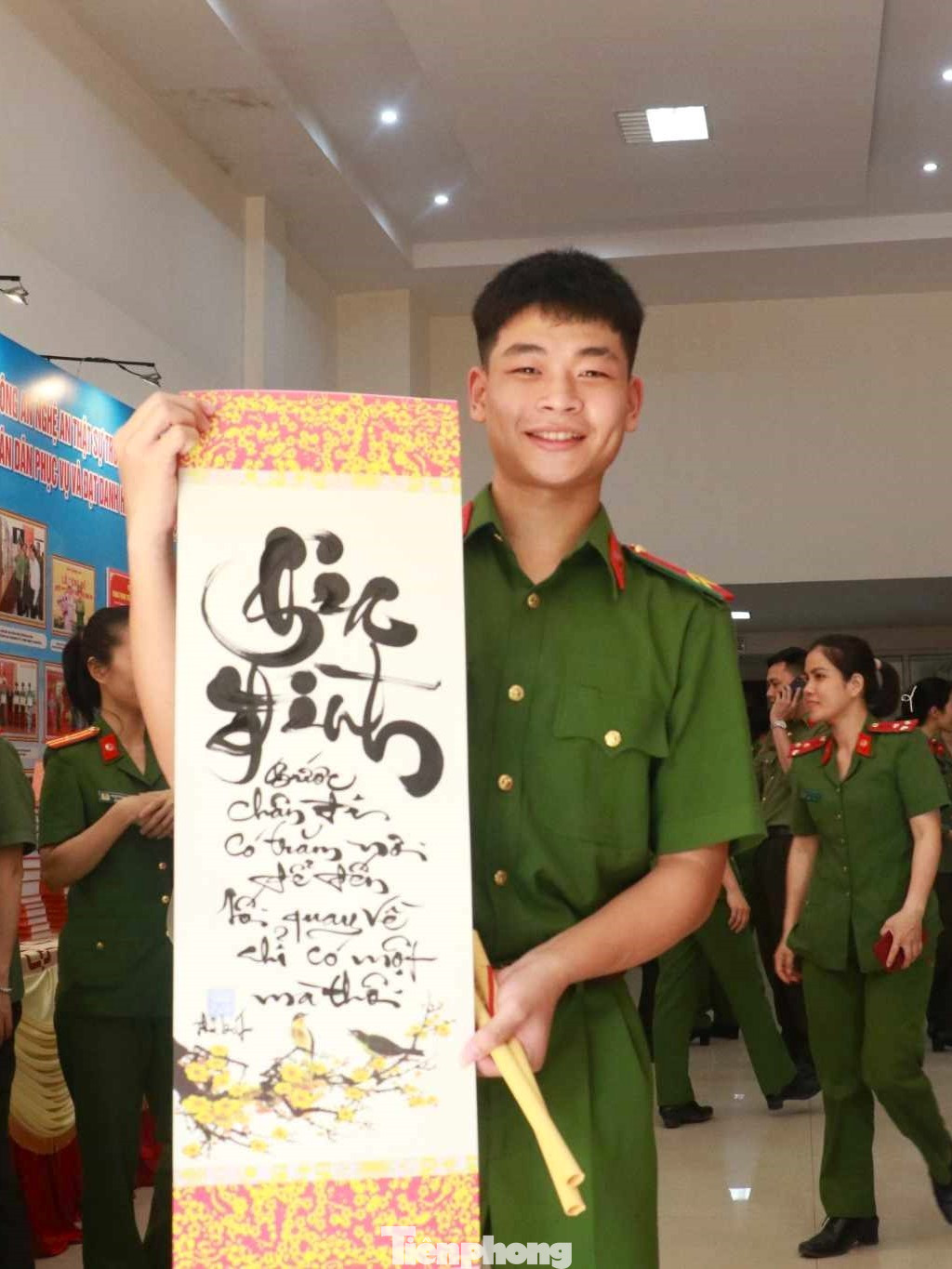 Ngoài triển lãm sách, Công an tỉnh Nghệ An còn tổ chức hoạt động viết thư pháp.