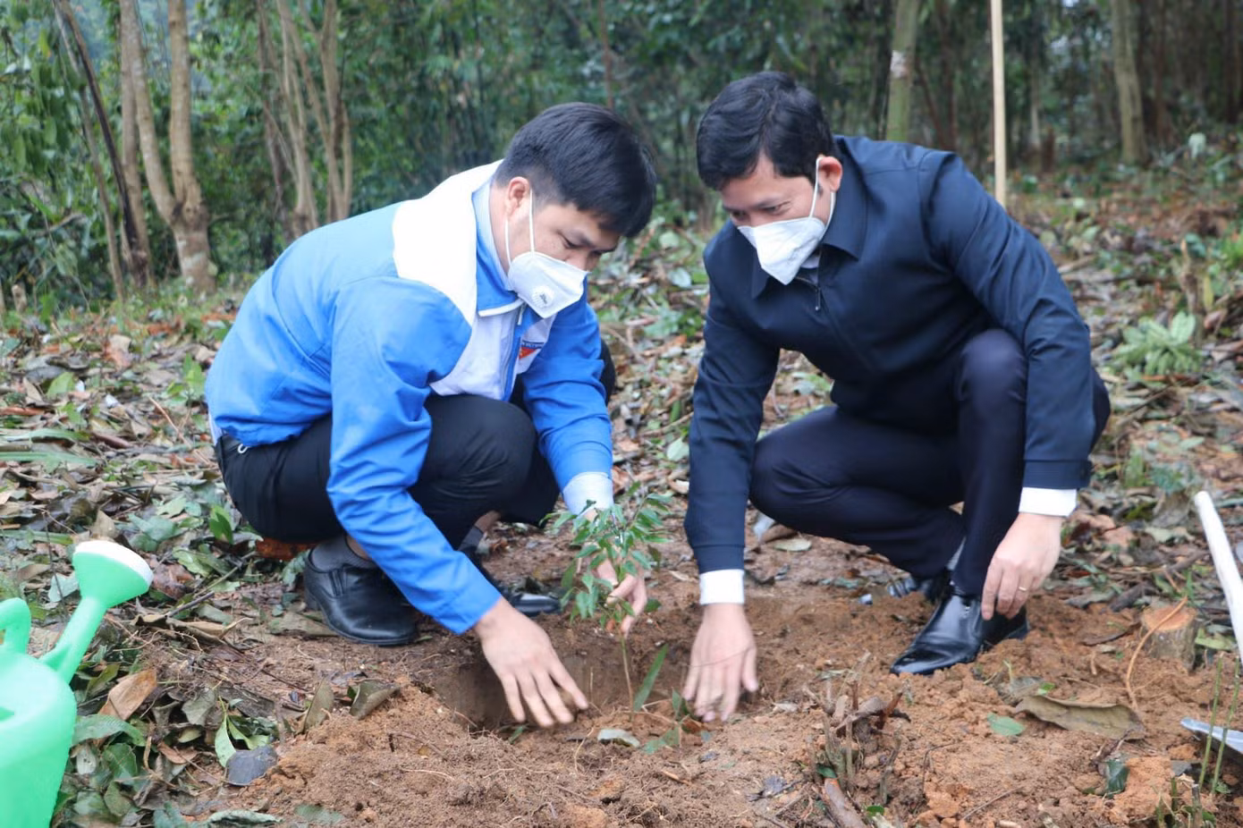 Anh Phạm Văn Toàn - Phó Bí thư Tỉnh đoàn Nghệ An và ông Dương Hoàng Vũ - Chủ tịch UBND huyện Quế Phong tiến hành trồng cây sau lễ phát động.