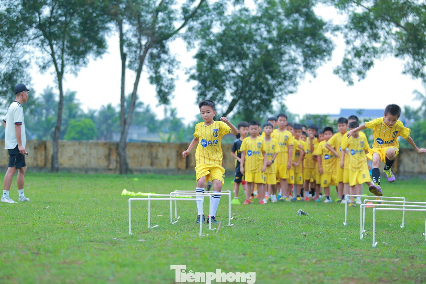 Dịp hè này, các cấp bộ Đoàn trên địa bàn huyện Diễn Châu đã triển khai nhiều khóa học năng khiếu bổ ích. Toàn huyện có hơn 30 khoá học bơi; mở 18 lớp múa, năng khiếu hát, MC…; 6 khoá đào tạo bóng đá tại trung tâm, lớp bóng đá học đường, thu hút gần 2.000 thiếu nhi tham gia, trong đó có hơn 300 em thiếu nhi hoàn cảnh khó khăn được hỗ trợ miễn phí khóa học.