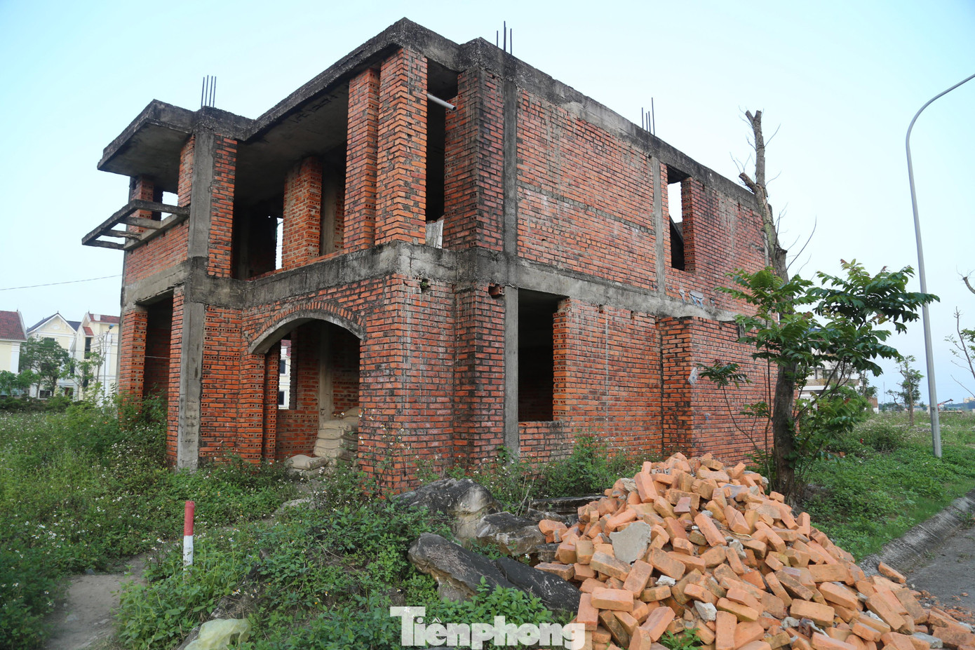 Qua nhiều năm, dự án này vẫn “dậm chân tại chỗ” khi chủ đầu tư không thể khắc phục được các sai phạm cũng như tiến hành các hạng mục mới. Trước sự chậm trễ trong việc triển khai dự án, sau nhiều lần đốc thúc nhưng không nhận được sự hợp tác từ chủ đầu tư, UBND thị xã Cửa Lò đã đề xuất UBND tỉnh Nghệ An thu hồi dự án.