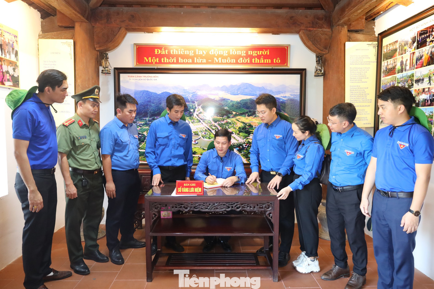 Anh Đặng Đại Bàng, Bí thư Tỉnh Đoàn Quảng Bình ghi lưu niệm tại Khu di tích lịch sử quốc gia Truông Bồn.