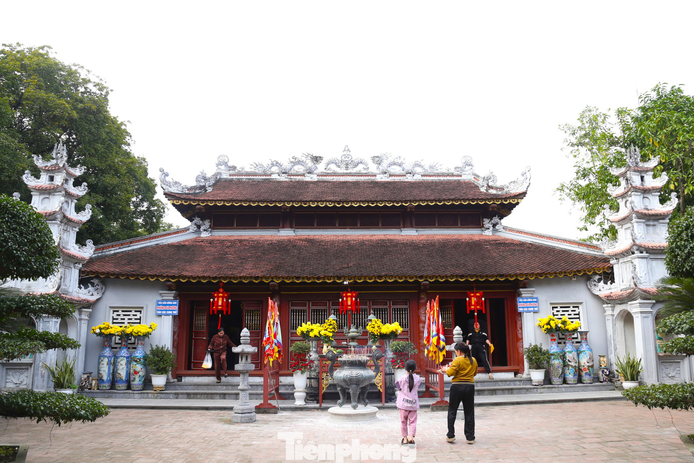 Đền Hồng Sơn còn gọi là miếu Quan Phu Tử (Võ Miếu) thuộc phường Vinh Tân, TP Vinh, Nghệ An. Đền được xây dựng vào năm Minh Mệnh thứ 18 (1837) do quan Bố Chính sứ Nghệ An Nguyễn Đình Hưng chủ trì quyên góp công đức để xây dựng. Đền Hồng Sơn còn gọi là miếu Quan Phu Tử (Võ Miếu) thuộc phường Vinh Tân, TP Vinh, Nghệ An. Đền được xây dựng vào năm Minh Mệnh thứ 18 (1837) do quan Bố Chính sứ Nghệ An Nguyễn Đình Hưng chủ trì quyên góp công đức để xây dựng.