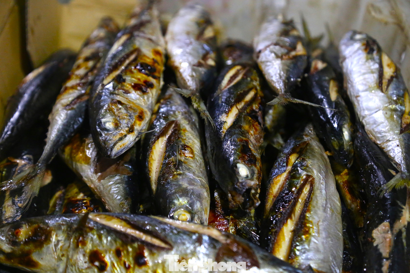 Ông Nguyễn Tiến Lợi - Chủ tịch Hội Nông dân phường Nghi Thủy cho hay: “Địa phương có 124 tàu thuyền các loại. Phát huy tiềm năng lợi thế của một xã ven biển, những năm qua, địa phương đã tập trung đầu tư phát triển đa dạng các phương thức đánh bắt và chế biến hải sản, trong đó nướng cá biển được xem là nghề mang lại thu nhập ổn định cho người dân”. Trong ảnh, lái buôn gom hàng chở đi bán tại các chợ trên địa bàn.