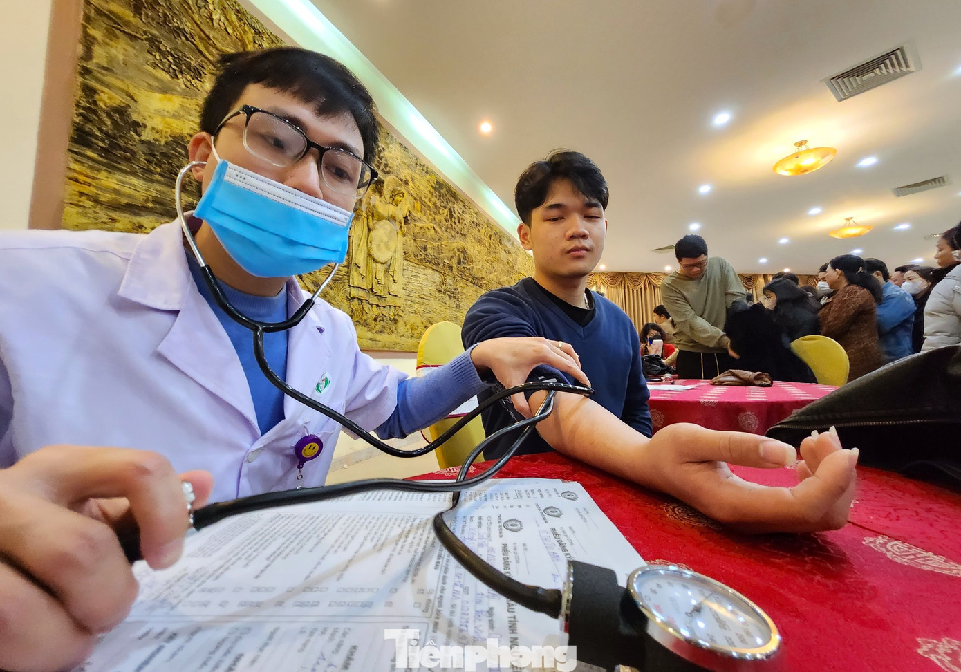 Khám sàng lọc trước khi hiến máu.