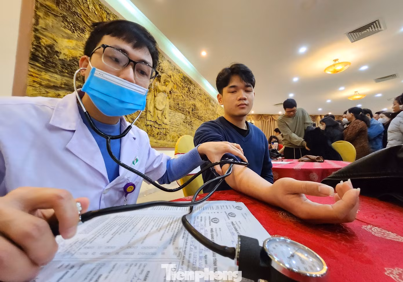 Khám sàng lọc trước khi hiến máu.