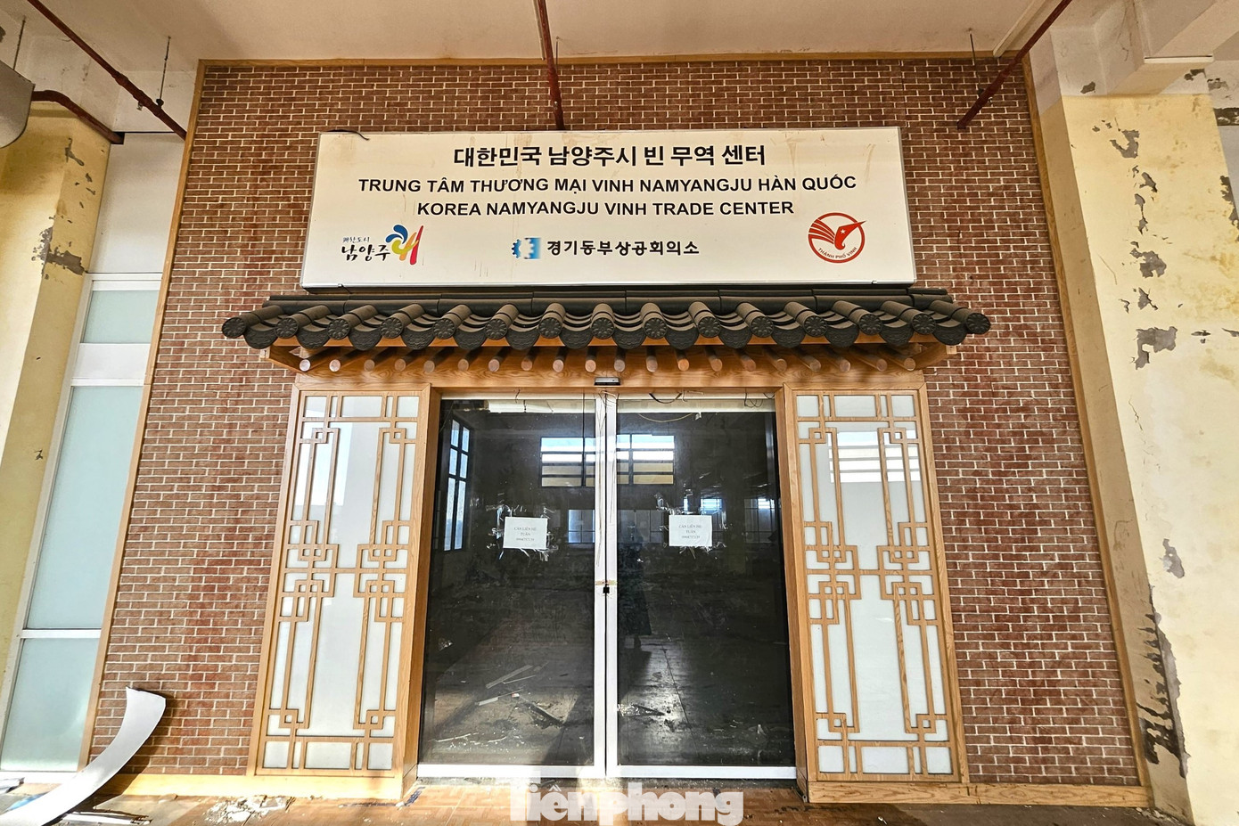 Theo Ban quản lý chợ Vinh, năm 2017, các doanh nghiệp đã đầu tư xây dựng trung tâm thương mại tại tầng 3 chợ Vinh với diện tích 1.000 m2 để trưng bày giới thiệu sản phẩm tuy nhiên chỉ một thời gian ngắn và sau đó thì dừng hoạt động.