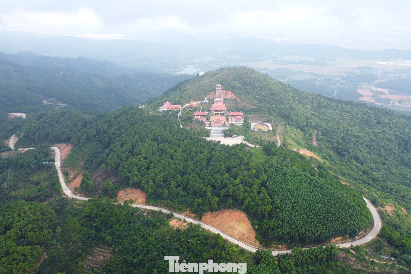 Du khách đến chùa không chỉ để tìm kiếm những giây phút tĩnh lặng, bình an nơi tâm hồn mà còn có dịp chiêm ngưỡng kiến trúc độc đáo và phong cảnh núi non hùng vĩ nơi đây. Từ chùa, du khách có thể săn mây, ngắm các cung đường uốn lượn quanh dãy núi Đại Huệ và cảnh sắc làng quê.