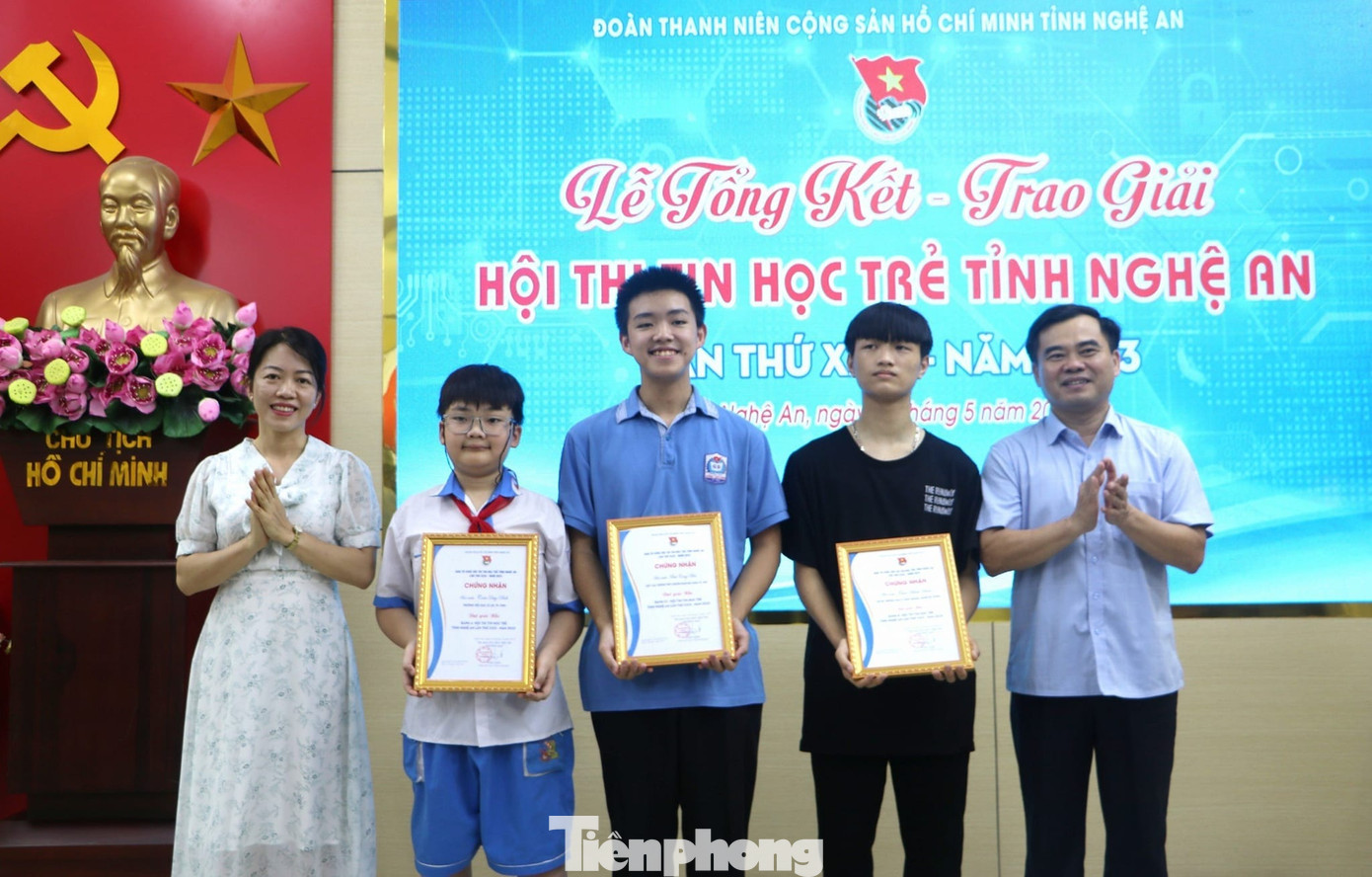 Đại diện Ban Dân vận Tỉnh ủy và Sở Khoa học - Công nghệ tỉnh trao giải Nhì cho các thí sinh. Đại diện Ban Dân vận Tỉnh ủy và Sở Khoa học - Công nghệ tỉnh trao giải Nhì cho các thí sinh.