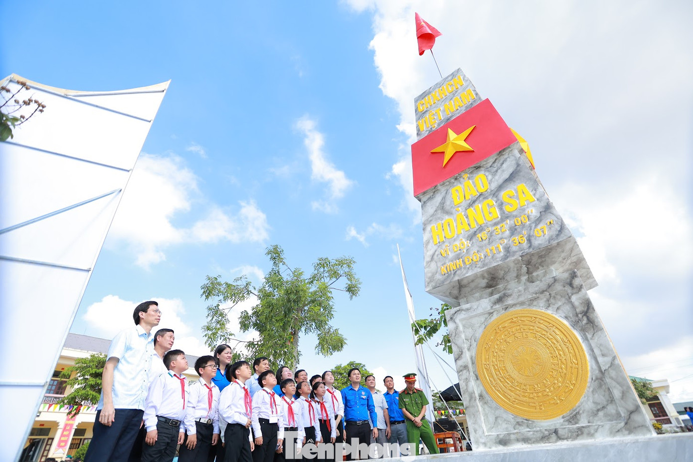 Công trình cột mốc Hoàng Sa được xây dựng với chiều cao 4,5m, thiết kế dưới dạng những đường tròn đồng tâm hướng về cột mốc chủ quyền quần đảo Trường Sa thể hiện sự đồng lòng, đoàn kết của dân tộc Việt Nam. Vị trí trung tâm là hình ảnh ngôi sao vàng năm cánh trên nền đỏ tươi.