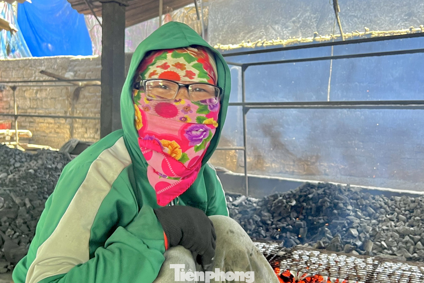 Nhễ nhại mồ hôi, chị Hương vẫn kiên trì ngồi bên bếp than đỏ rực, tay liên tục lật, nướng cá.