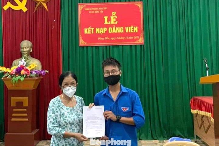 Thành trong Lễ kết nạp Đảng viên Thành trong Lễ kết nạp Đảng viên