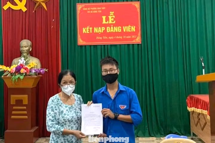 Thành trong Lễ kết nạp Đảng viên