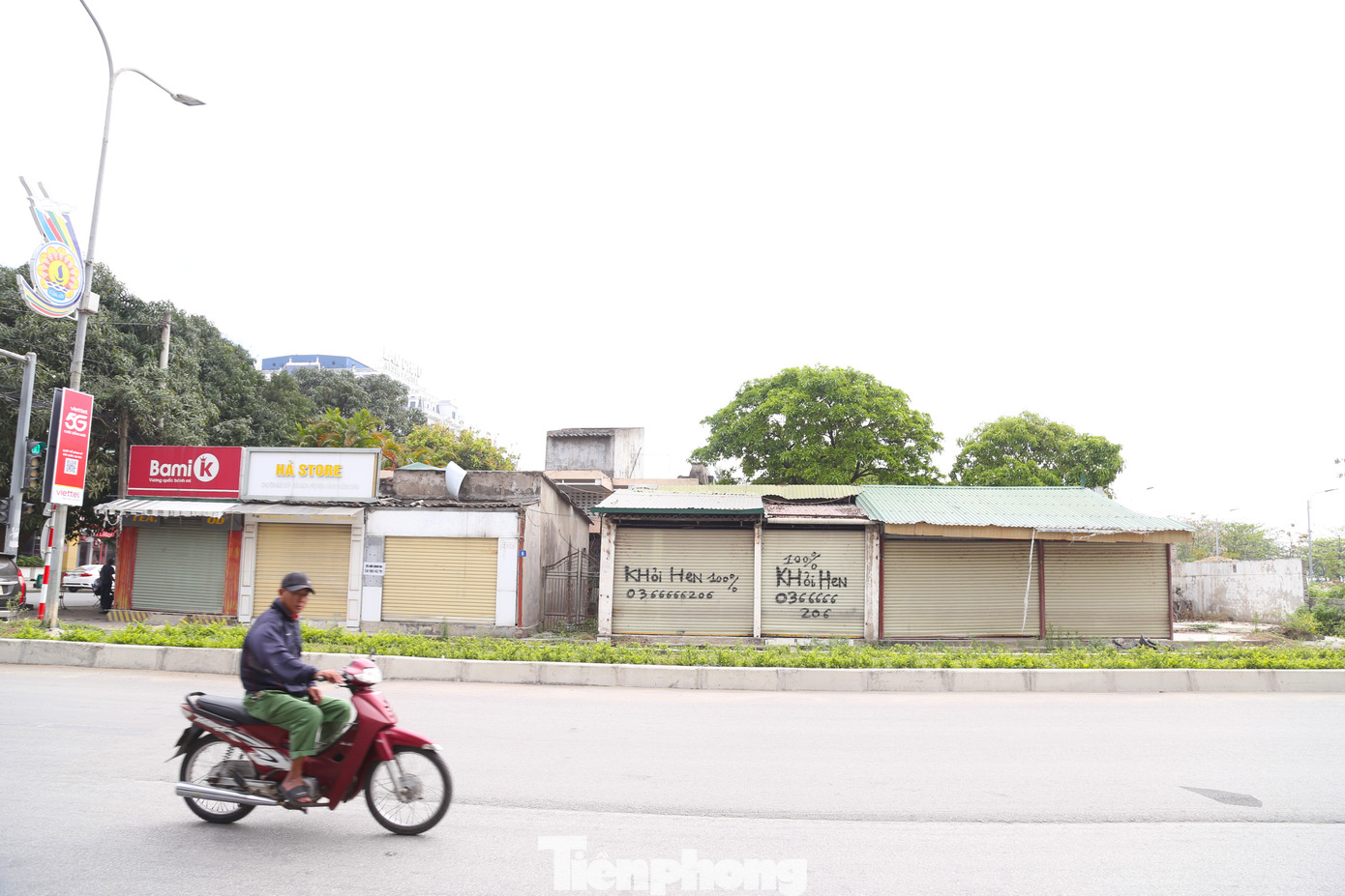 Ông Phạm Thanh Hải - Chủ tịch UBND phường Thu Thuỷ cho biết: “Theo hợp đồng, thời gian hoàn thành dự án nâng cấp, mở rộng đường Bình Minh là năm 2026 nhưng địa phương đang quyết tâm và tập trung tháo gỡ để đền bù giải phóng mặt bằng trước khi bỏ chính quyền cấp huyện. Về nguồn gốc đất đã được xác định, nhưng chưa thống nhất được phương án đền bù, người dân cho rằng mức giá đền bù chưa thỏa đáng, cùng với đó thời gian qua, các quy định về đất đai có một số thay đổi… nên chưa thể tiến hành giải phóng mặt bằng”.