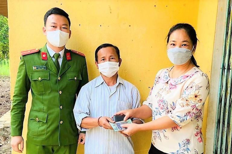 Ông Rống xúc động khi nhận lại số tiền đã đánh rơi Ông Rống xúc động khi nhận lại số tiền đã đánh rơi