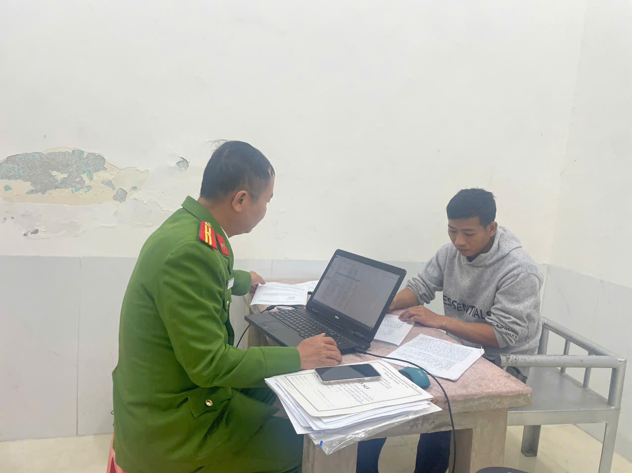 Trương Xuân Thảo tại cơ quan công an Trương Xuân Thảo tại cơ quan công an