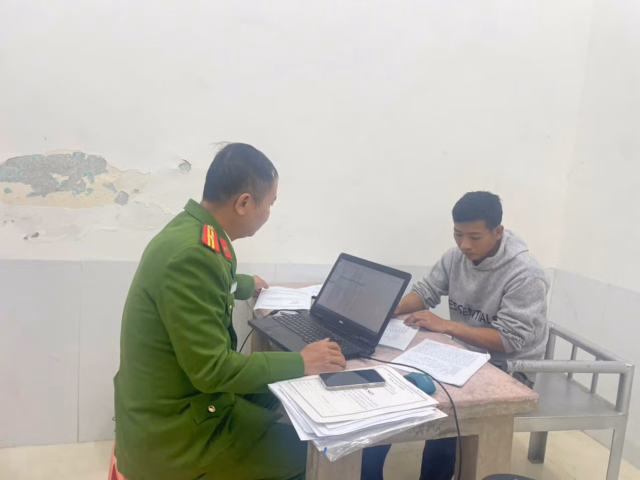 Trương Xuân Thảo tại cơ quan công an Trương Xuân Thảo tại cơ quan công an