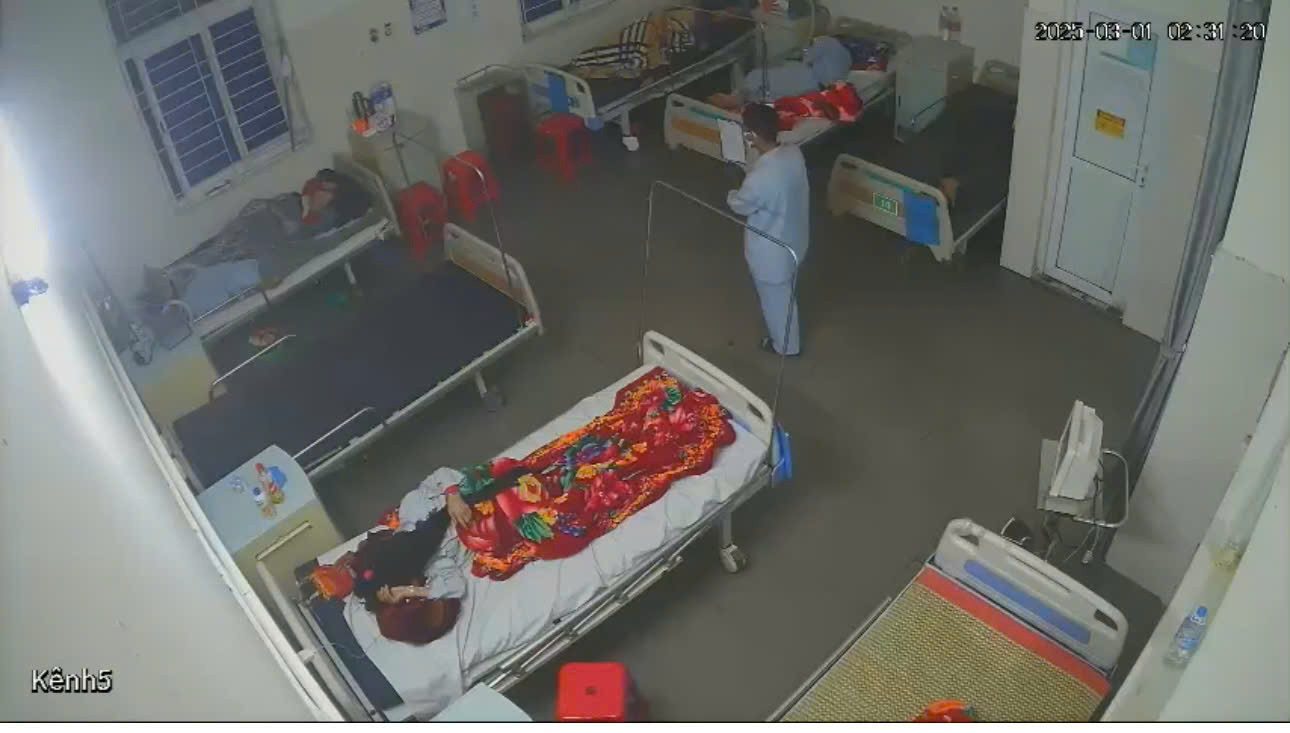 Trương Xuân Thảo đóng giả bệnh nhân lẻn vào trộm điện thoại (ảnh cắt từ camera giám sát) Trương Xuân Thảo đóng giả bệnh nhân lẻn vào trộm điện thoại (ảnh cắt từ camera giám sát)