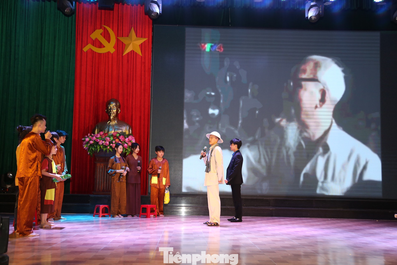 Phần thi hoạt cảnh tái hiện hình ảnh Bác Hồ Phần thi hoạt cảnh tái hiện hình ảnh Bác Hồ