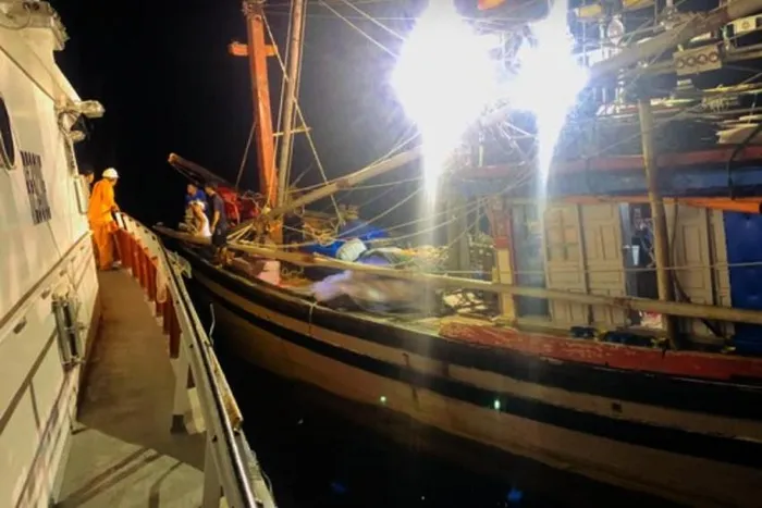 Tàu SAR 273 tiếp cận tàu NA-90198-TS gặp nạn trên biển. Tàu SAR 273 tiếp cận tàu NA-90198-TS gặp nạn trên biển.