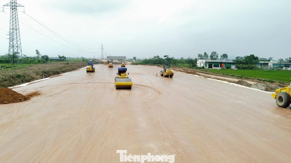 Máy móc, thiết bị được huy động để đẩy nhanh tiến độ thi công