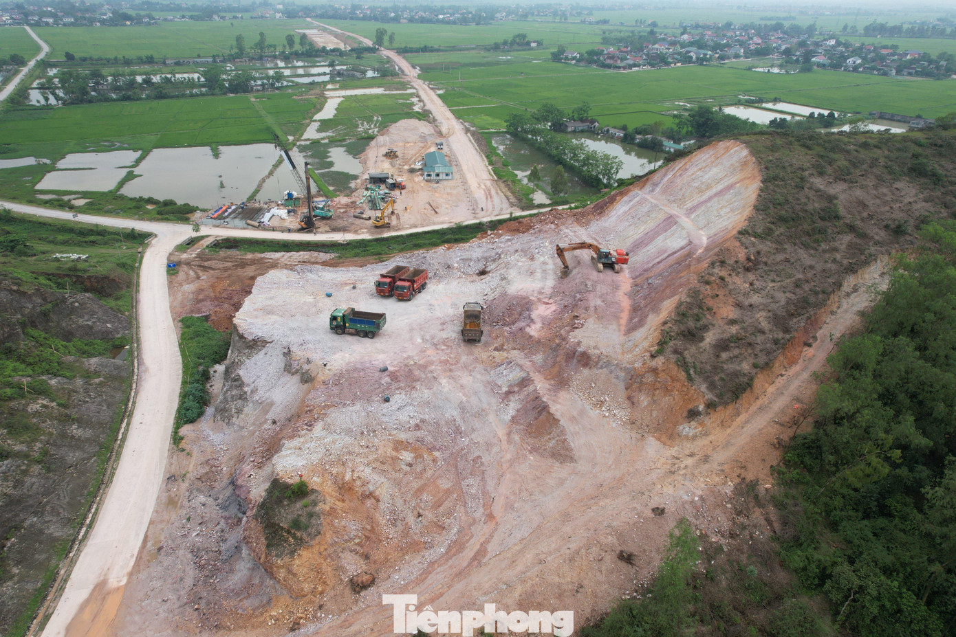 Ghi nhận tại dự án thành phần đoạn Diễn Châu – Bãi Vọt, những ngày này, tranh thủ thời tiết thuận lợi, các nhà thầu đã huy động máy móc, thiết bị làm ngày đêm để bù lại tiến độ bị chậm. Hàng chục chiếc xe tải liên tục nối đuôi nhau vận chuyển hàng nghìn khối đất từ khu vực thi công hầm xuống công địa phục vụ đắp nền đường.