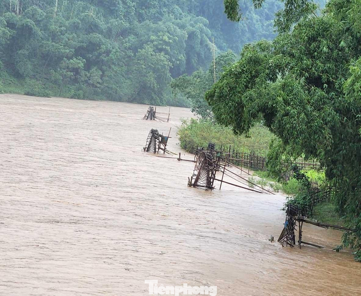 Những ngày này, trên địa bàn Nghệ An xuất hiện mưa lớn, kéo dài, nhiều nơi bị sạt lở nghiêm trọng. Tại huyện miền núi Quế Phong, nhiều tuyến đường bị sạt lở khiến việc di chuyển của người dân, các thầy cô giáo gặp vô vàn khó khăn. Những ngày này, trên địa bàn Nghệ An xuất hiện mưa lớn, kéo dài, nhiều nơi bị sạt lở nghiêm trọng. Tại huyện miền núi Quế Phong, nhiều tuyến đường bị sạt lở khiến việc di chuyển của người dân, các thầy cô giáo gặp vô vàn khó khăn.