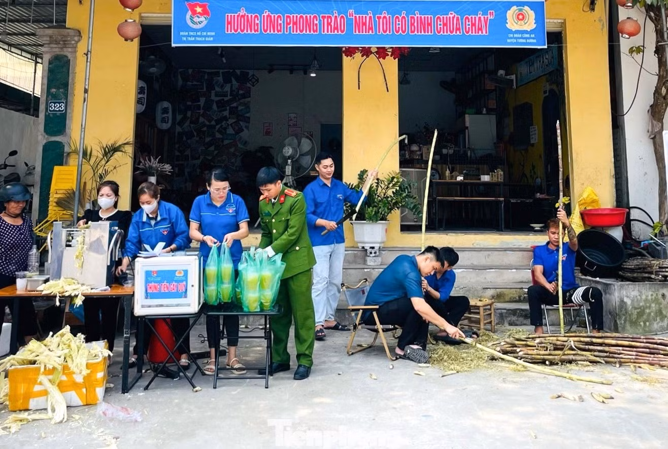 Đoàn thanh niên Công an huyện Tương Dương phối hợp với Đoàn thị trấn Thạch Giám tổ chức chương trình bán nước mía gây quỹ để trao tặng bình chữa cháy cho các hộ gia đình đặc biệt khó khăn, gia đình có công với cách mạng. Vận động 100% hộ gia đình Bí thư Chi đoàn có bình chữa cháy. Đoàn thanh niên Công an huyện Tương Dương phối hợp với Đoàn thị trấn Thạch Giám tổ chức chương trình bán nước mía gây quỹ để trao tặng bình chữa cháy cho các hộ gia đình đặc biệt khó khăn, gia đình có công với cách mạng. Vận động 100% hộ gia đình Bí thư Chi đoàn có bình chữa cháy.
