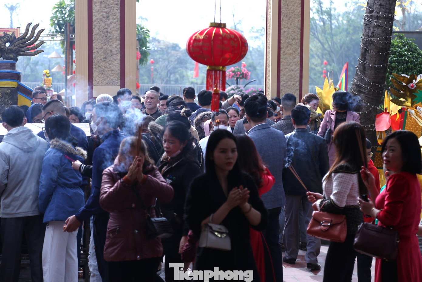 Chị Nguyễn Thùy Linh ( 34, trú huyện Nghi Xuân, tỉnh Hà Tĩnh) chia sẻ: “Năm nào cũng vậy, cứ đúng ngày mồng 1 Tết, gia đình tôi lại qua Nghệ An, tới đền ông Hoàng Mười để thắp hương, dâng lễ cầu bình an, mong một năm nhiều sức khỏe, tài lộc”.